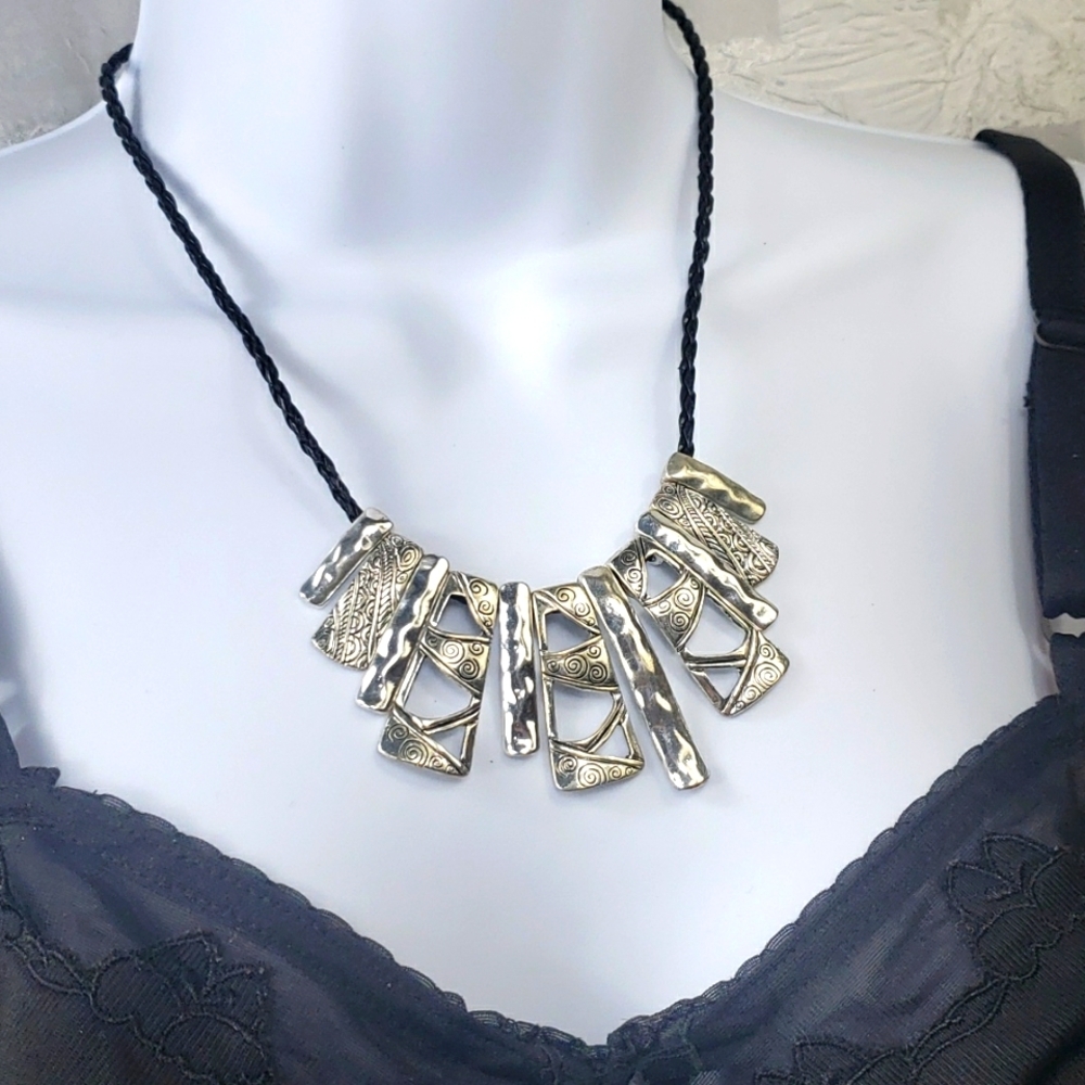Antique Women's Beautiful Silver 9Inches Necklace